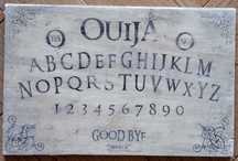 Ouija spirytyzm wywoływanie duchów halloween gra planszowa