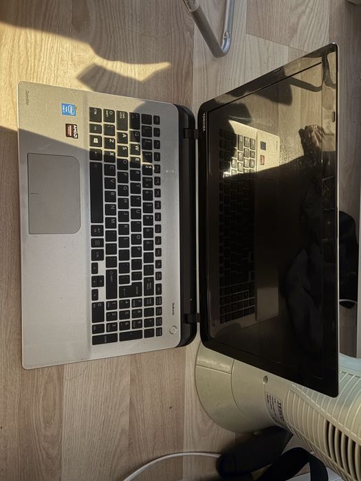 Laptop toshiba skullcandy satelite
