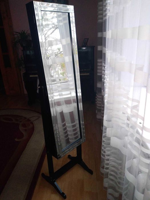 Підлогове дзеркало