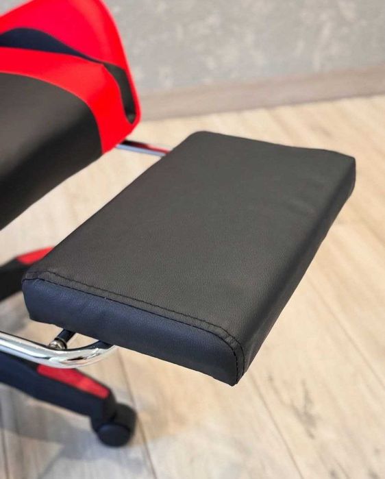 Геймерське крісло EC Gaming з підставкою для ніг