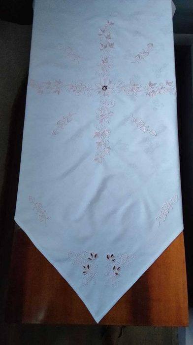 Скатертина біла з хлопку с ніжно-рожевою машиною вышивкою (100 см*100