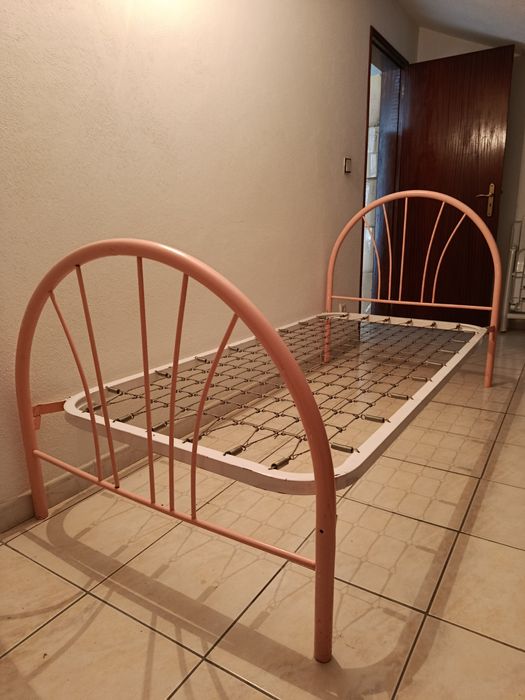 Cama de solteiro em ferro