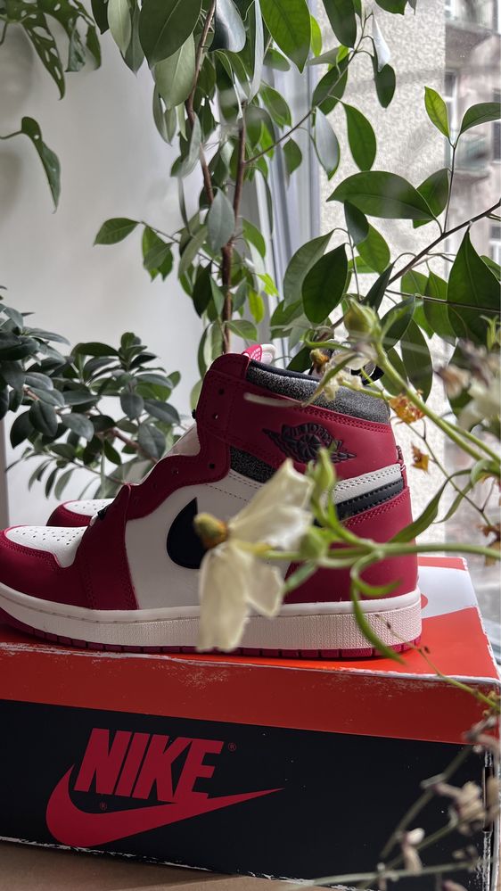 Jordan 1 Retro High OG Chicago Lost and Found - 9.5 US