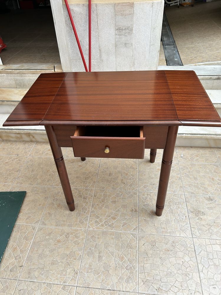 Mesa em Mogno em bom estado