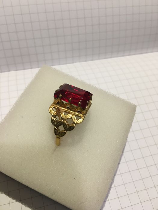Винтажное кольцо с красным камнем