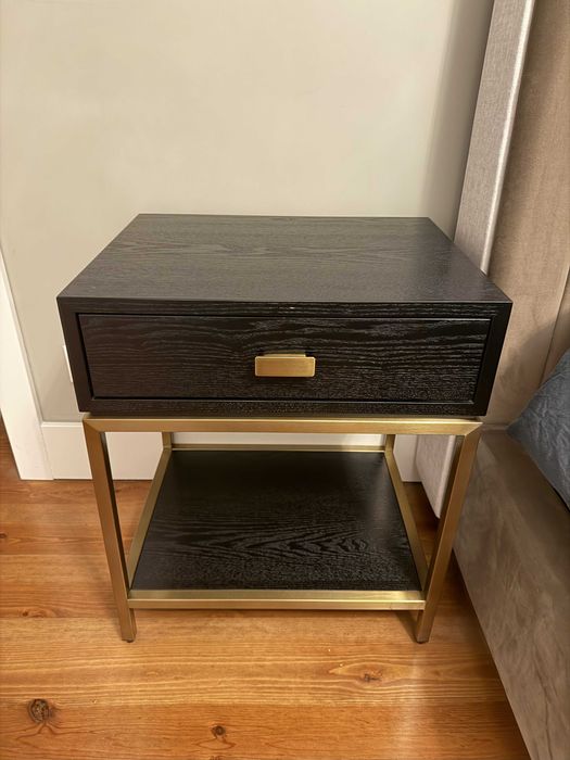 Duas mesas de cabeceira