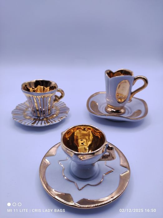 Conjunto de três mini chávenas de coleção douradas em Porcelana