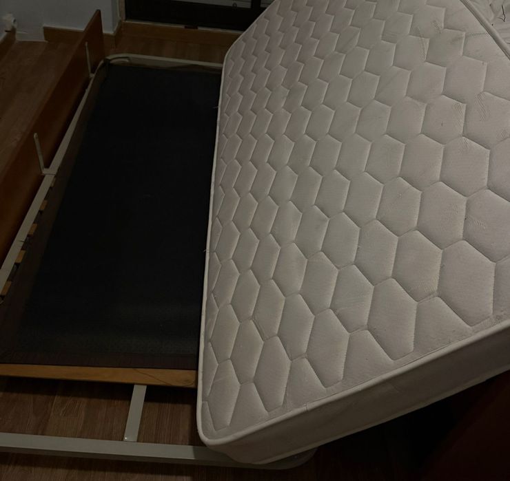 Cama dupla com colchoes