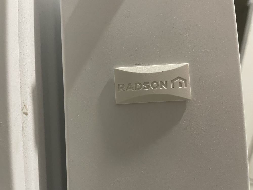 Grzejnik stalowo panelowy bialy radson z zaworami i wieszakami