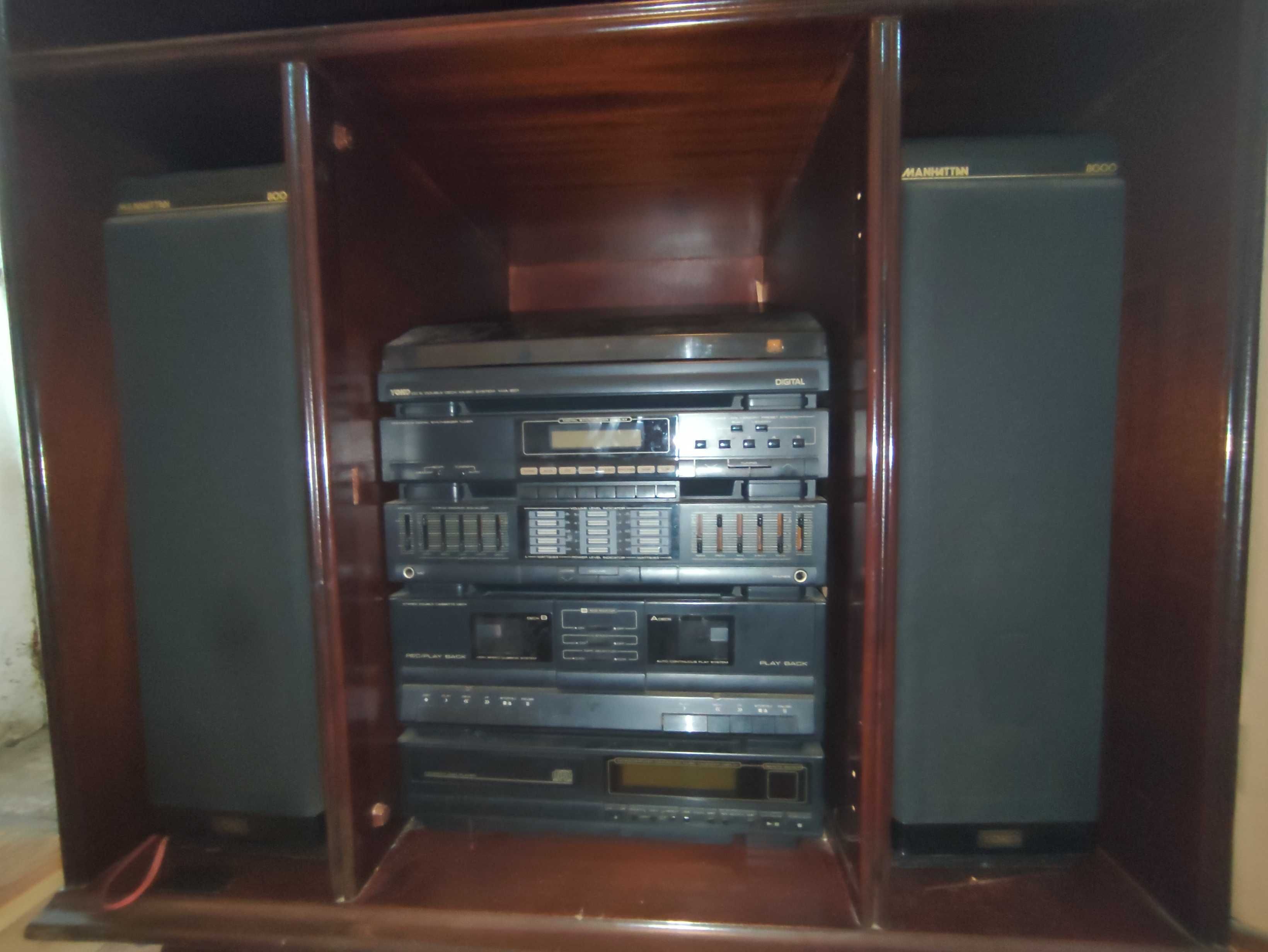 Móvel de sala com aparelho de música