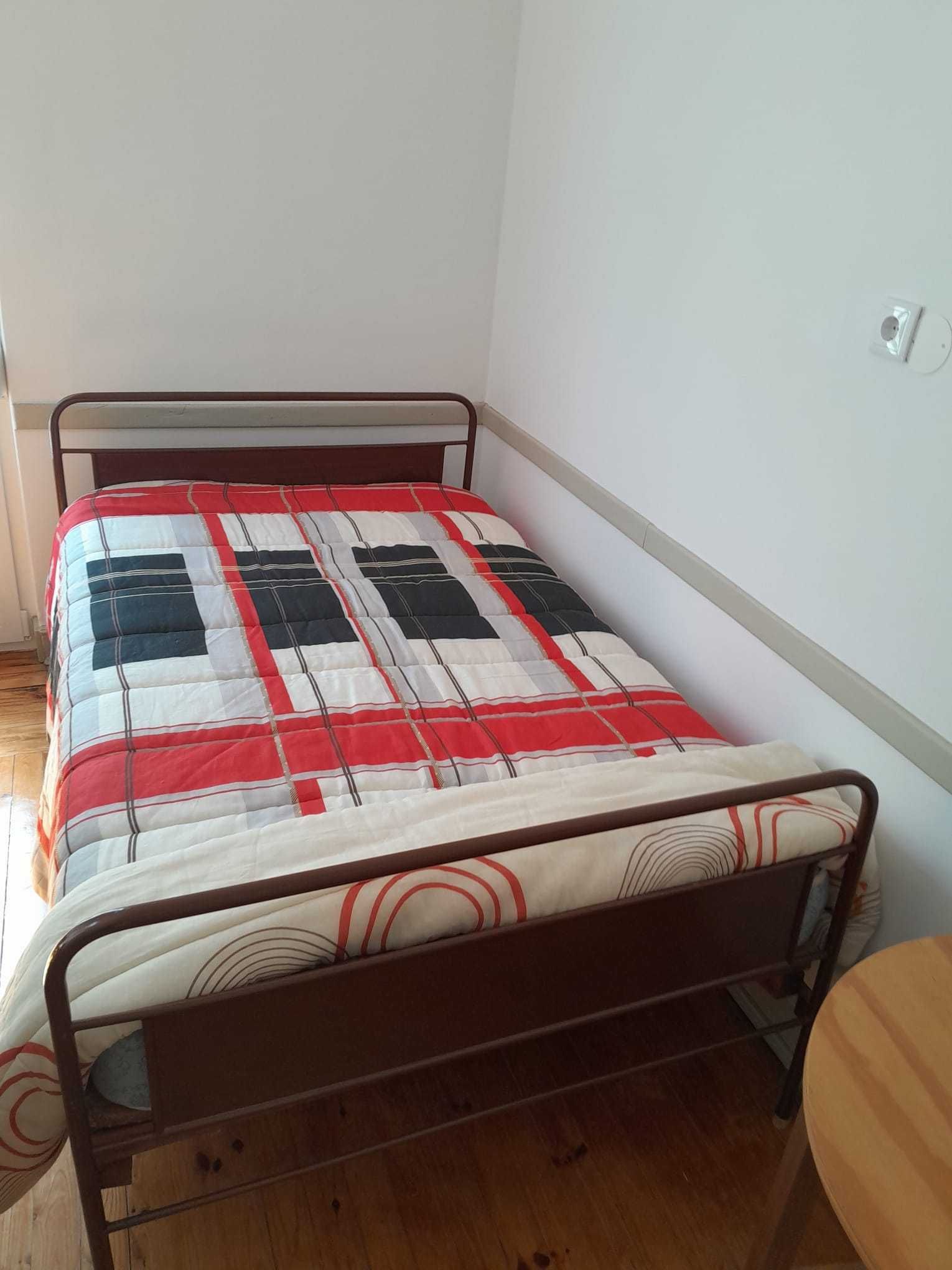 Cama em bom estado com colchão medidas 1, 83 x 1,18