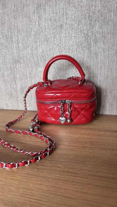 Червона маленька квадратна сумка