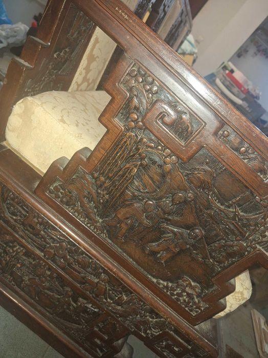 Sofa em madeira maciça,  perfeito para quem gosta de antiguidades