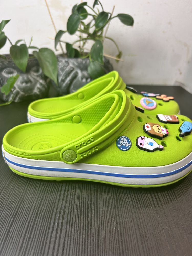 Crocs z przypinkami