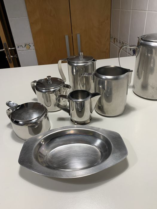 Cafeteiras, acucareiro e taca e aperitivos em inox