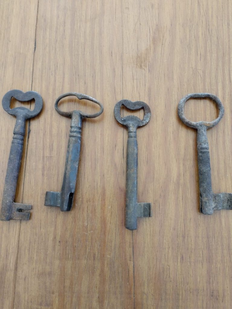 Vendo quatro chaves de fechaduras antigas.