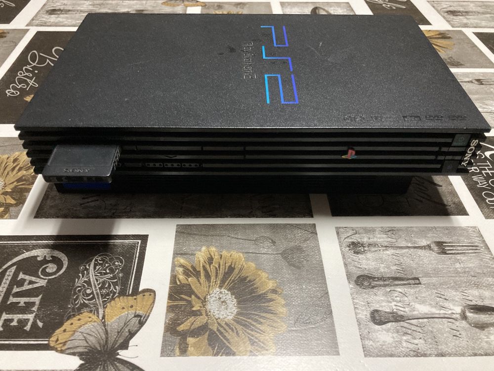 PlayStation 2 com comando e cartão de memória