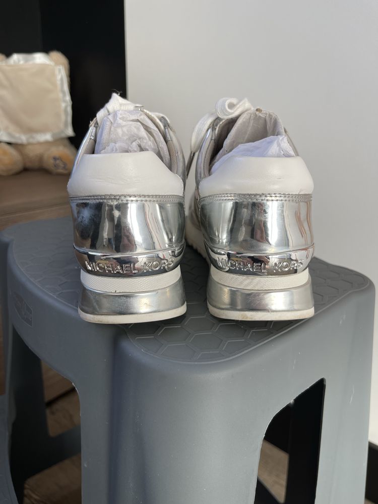 Стильні сріблясті кросівки корс , оригінал на 36 розмір