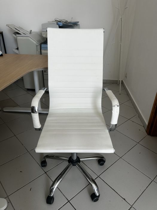 Secretaria com cadeira