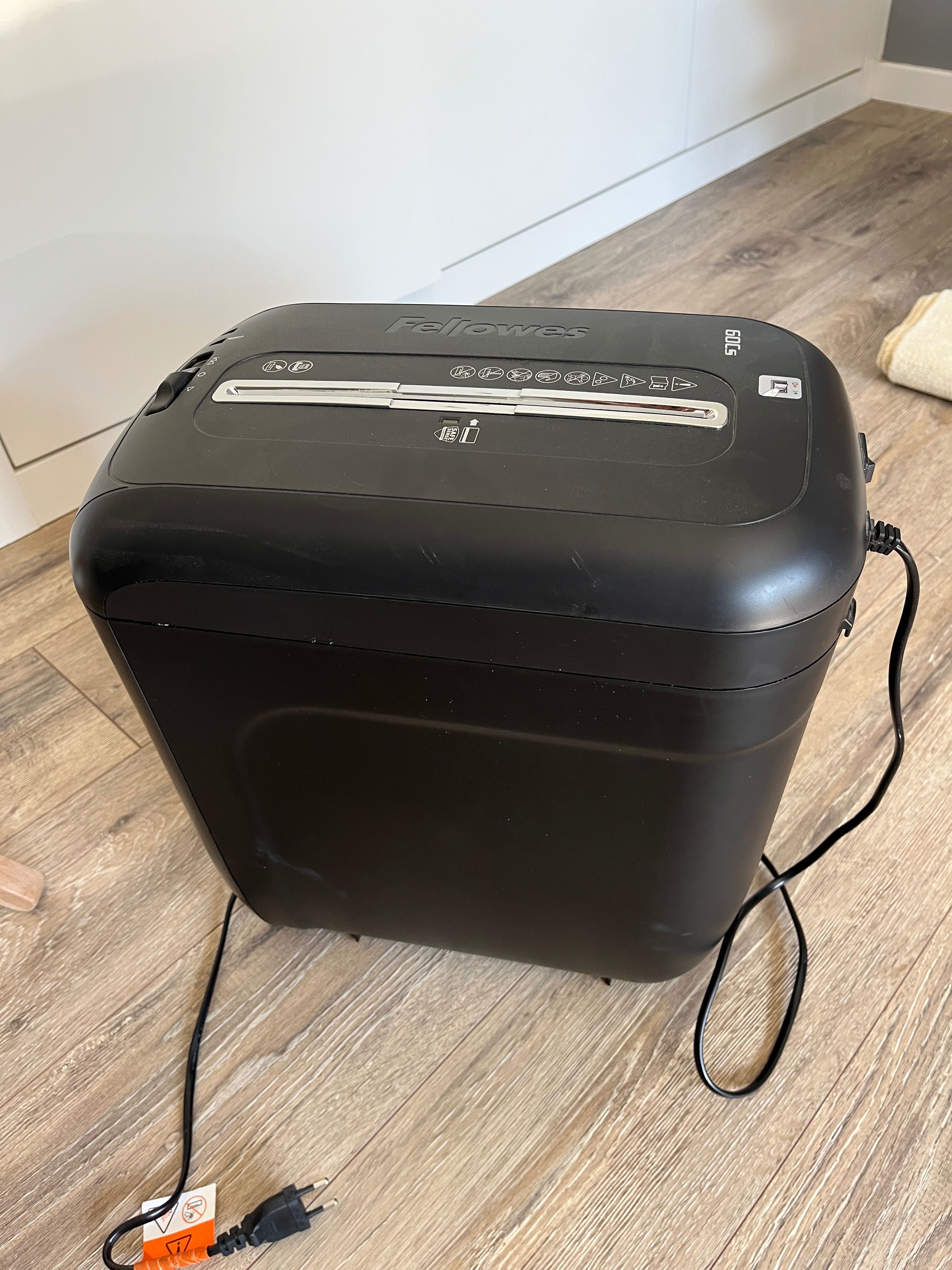 Destruidora de papel FELLOWES 60Cs (10 folhas - Capacidade: 22 L)