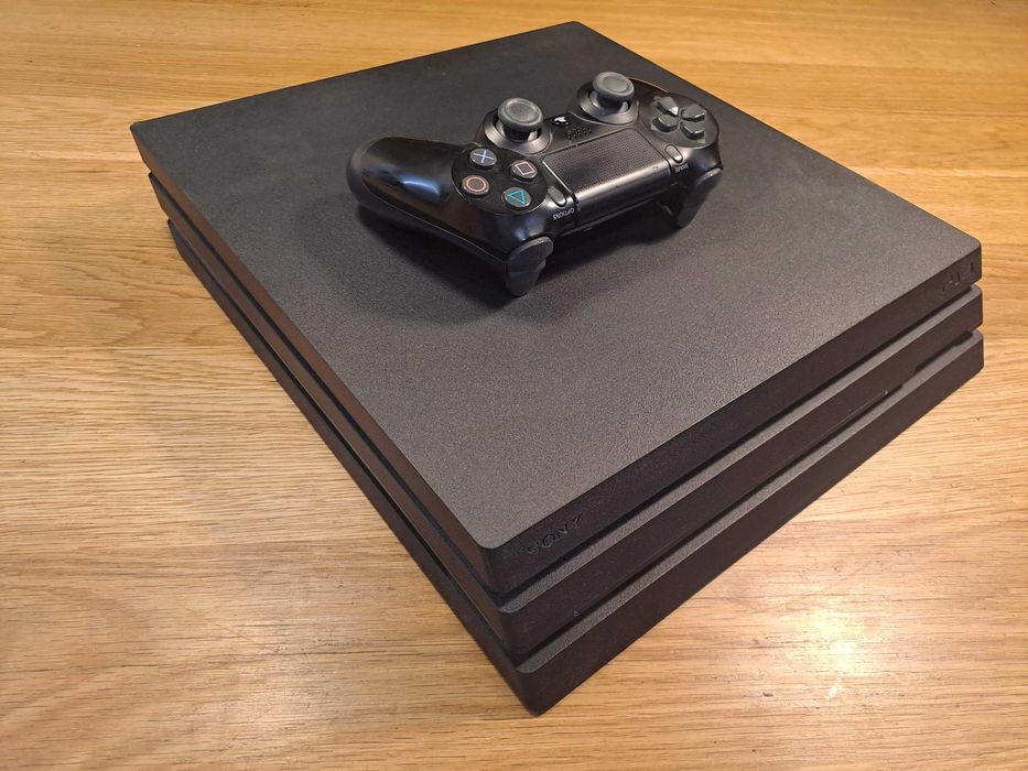 PlayStation 4 Pro CUH-7016B (1 TB)