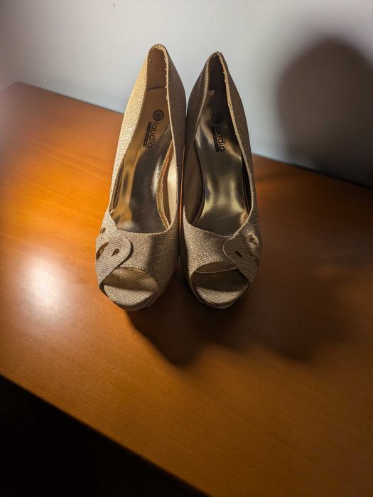 Sapatos de salto alto para cerimónias e festas