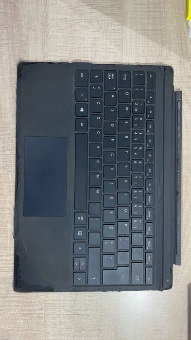 Teclado Microsoft Surface Type Cover (avariado – para peças)