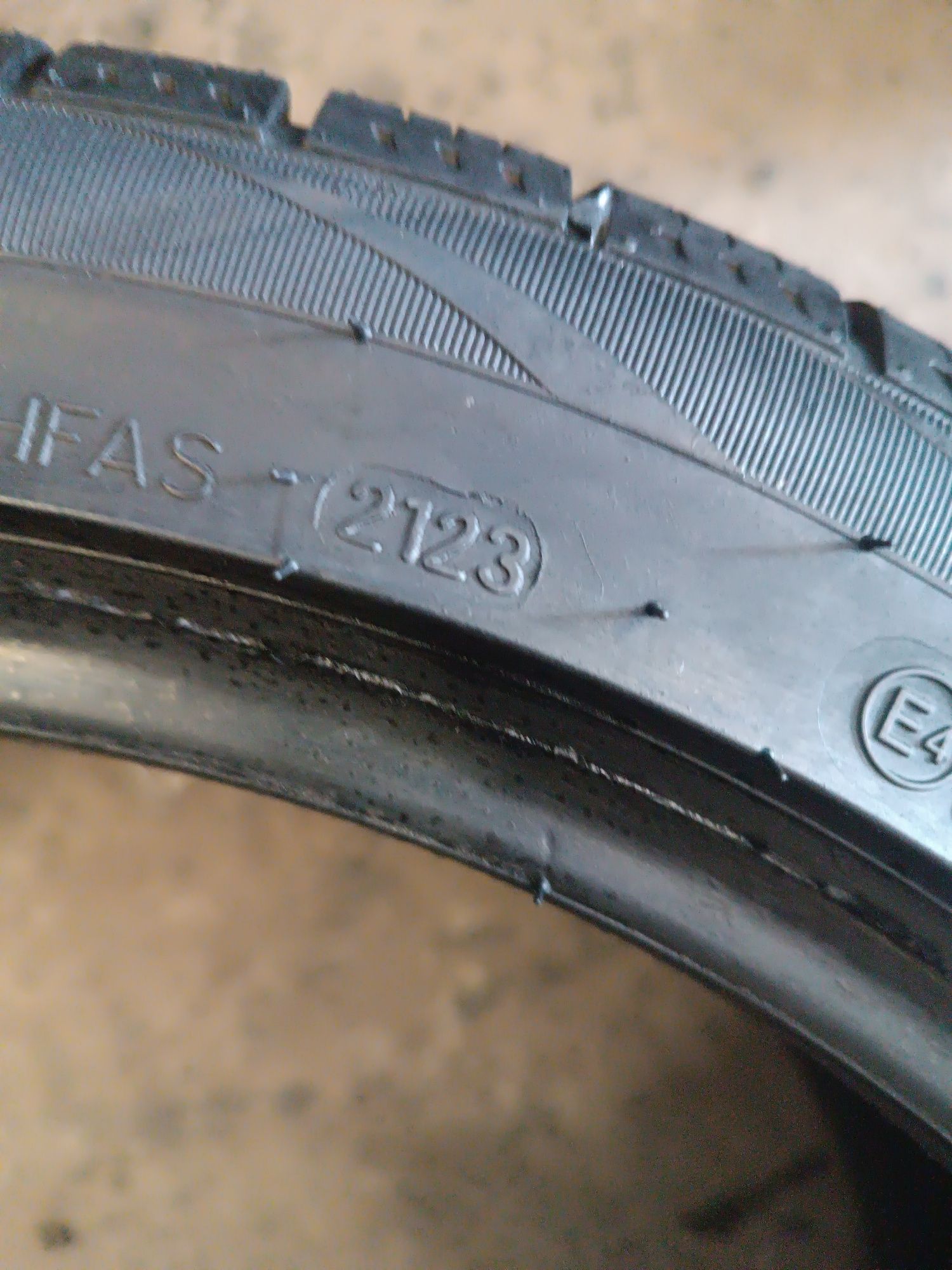 Sprzedam prawie nowe opony 205/45 r17