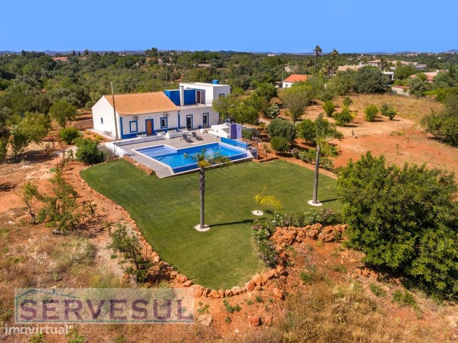 Luxuosa Moradia de luxo de 2 andares composta por 4 quartos, com um...