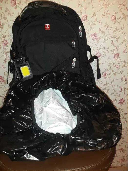 Дуже гарний рюкзак з USB та ортопед.спинкою + ліхтарик + дощовик