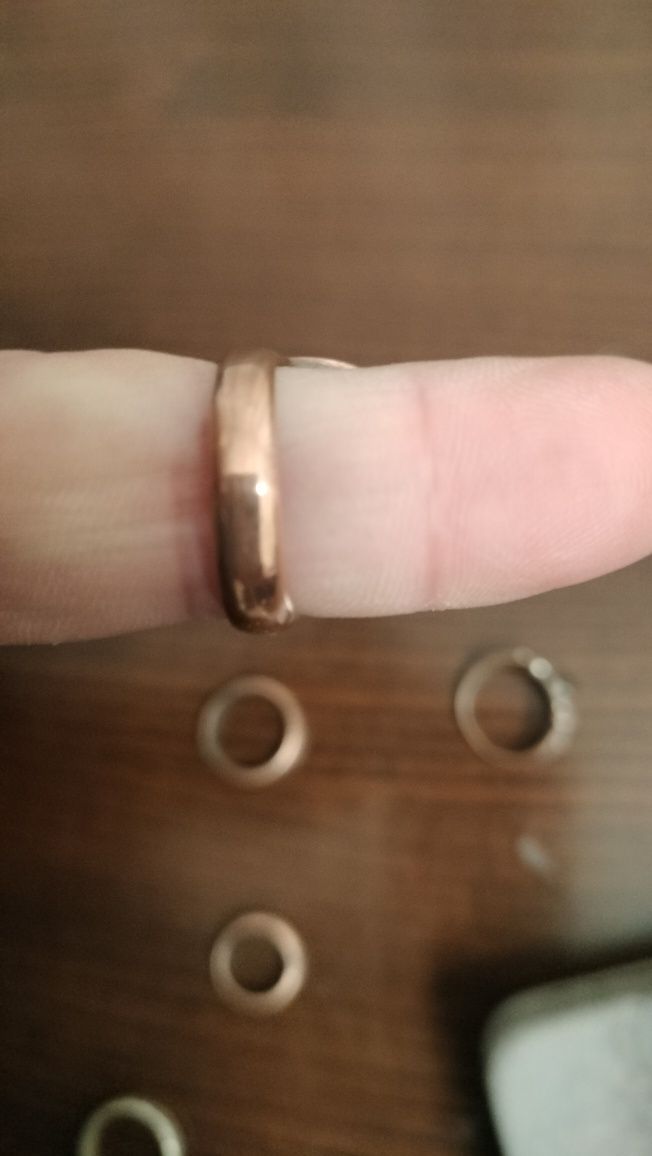Um anel e alianças antigas em cobre e outros metais