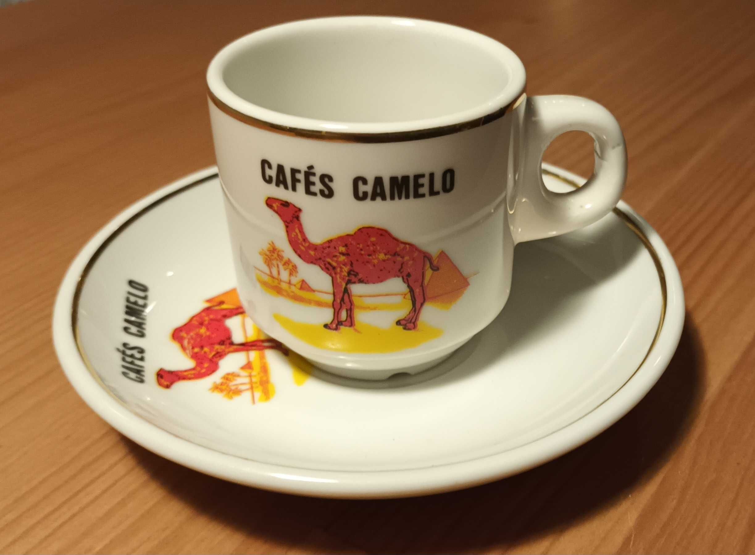 Chávena de café antiga do café "Camelo" com pires