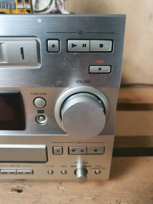 Mini wieża HITACHI.