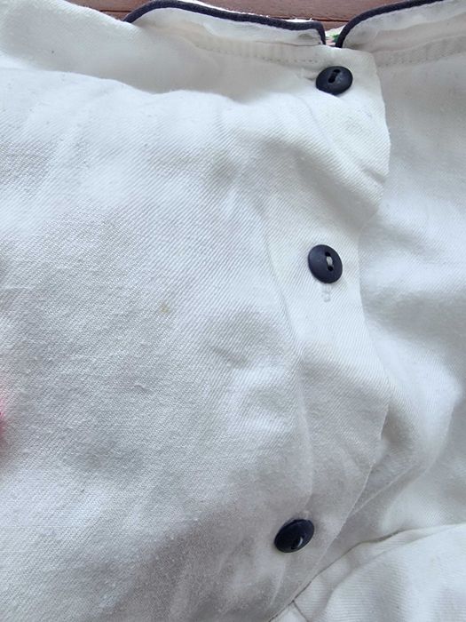 Camisa branca com botões e detalhes azuis escuros, 4 anos