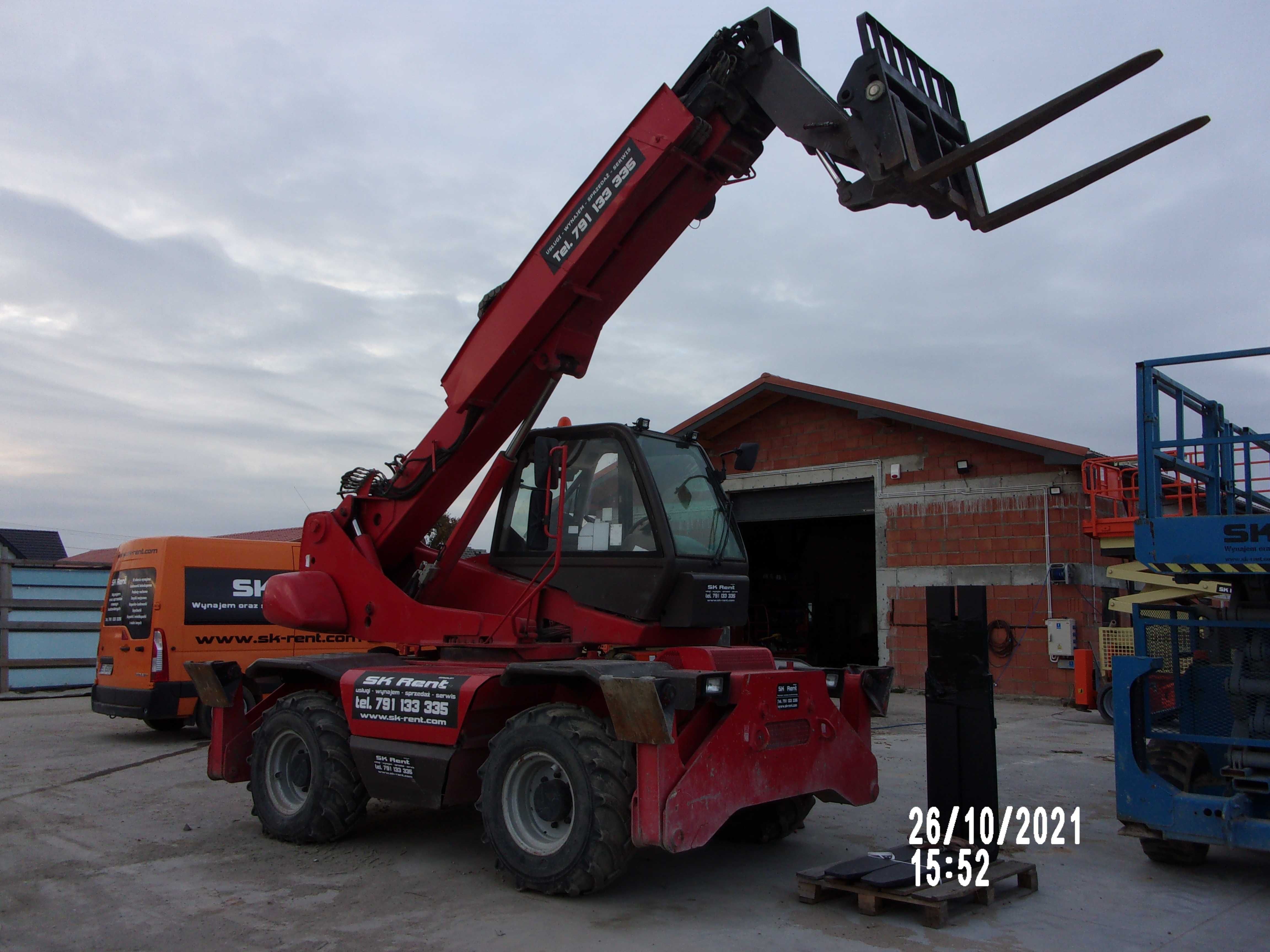 Ładowarka teleskopowo obrotowa Manitou MRT 1432 z operatorem.