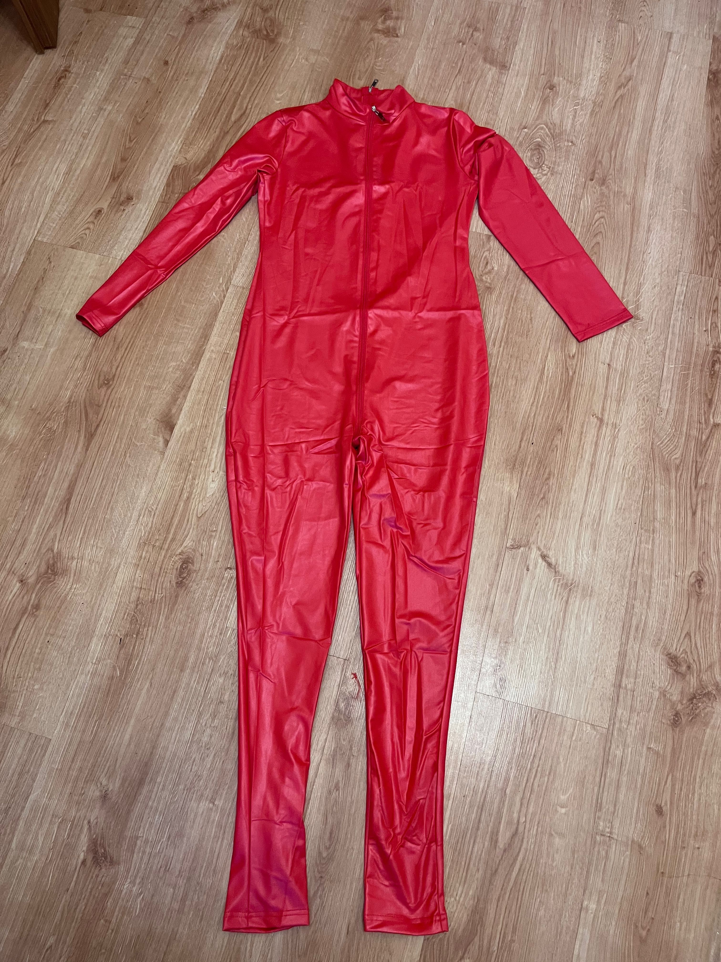 957/ Czerwony kombinezon unisex L/LX elastan miękki zamek 3 suwaki