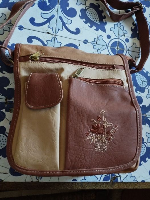 Mala de senhora castanha á tiracolo