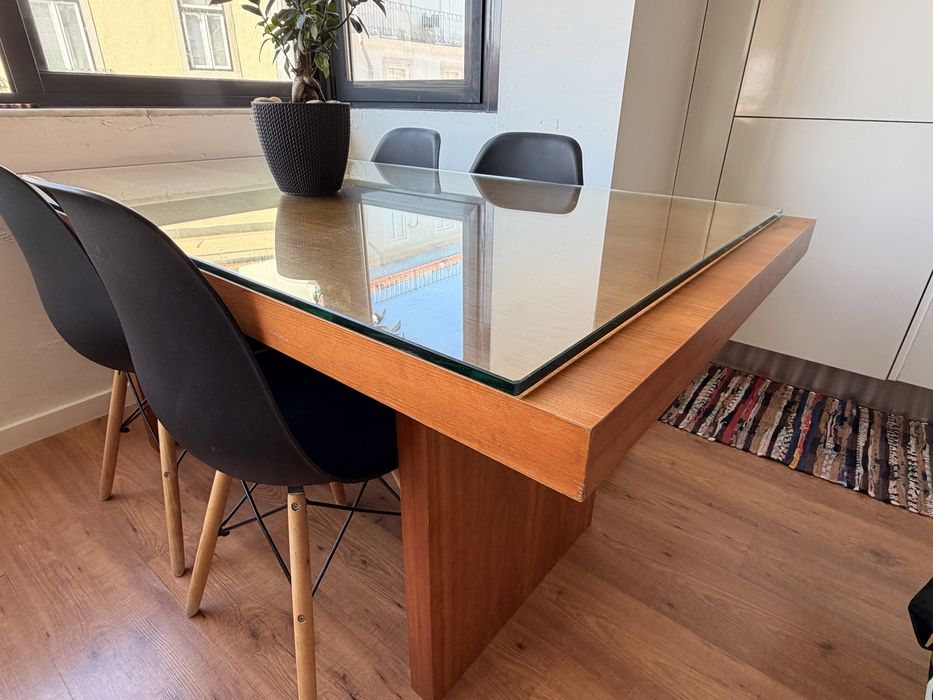 Mesa de cerejeira com 4 cadeiras.   Comprimento 1.60x80x75