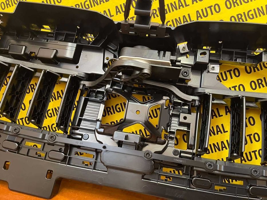 Жалюзі верхні нижні з моторчиком BMW 5 G60 G61 нові оригінал