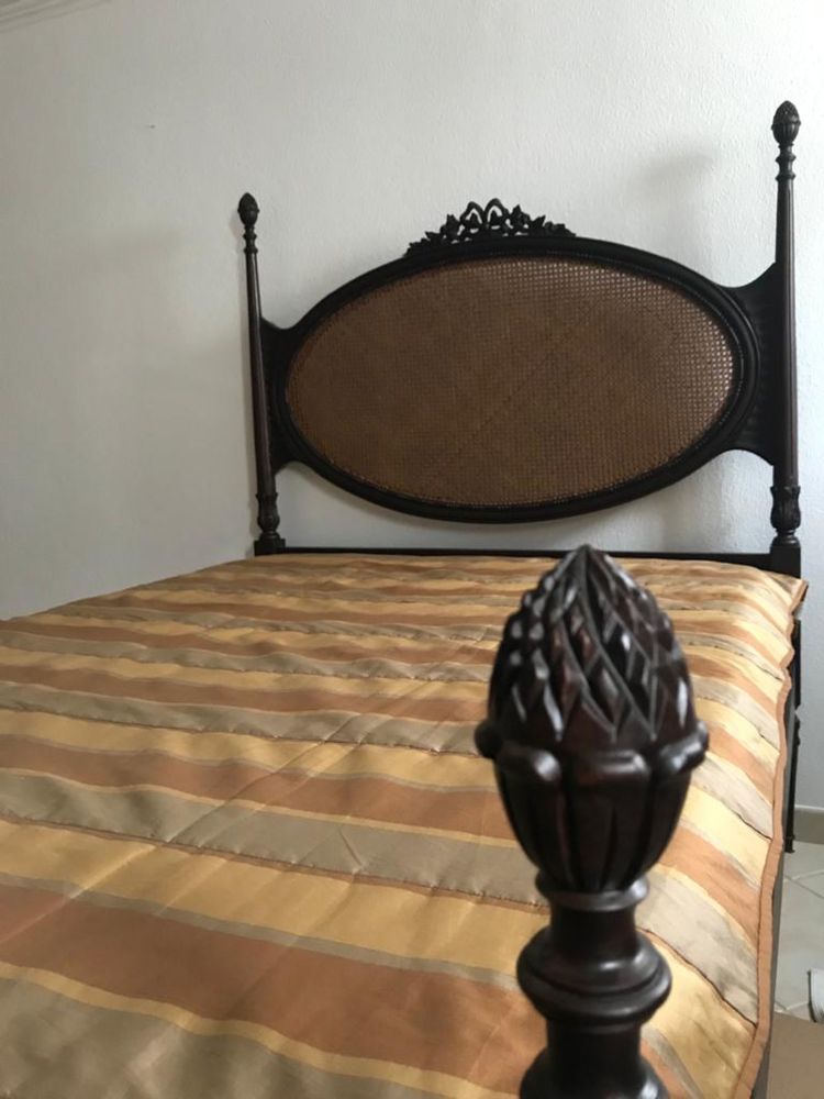 Cama de casal madeira estilo antigo/clássico