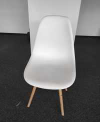 Krzesło białe z drewnianymi nogami