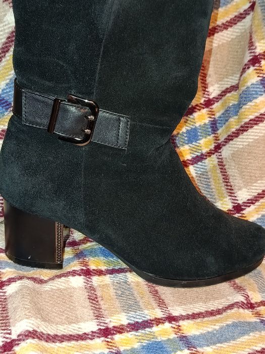 Продаються жіночі чоботи