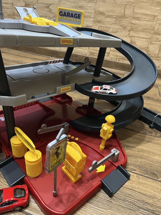 Ігровий набір Гараж Ferrari із двома машинками трирівневий