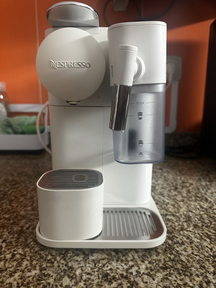 Máquina de Café DELONGHI Nespresso Lattissima One Evo EN510.W Branco