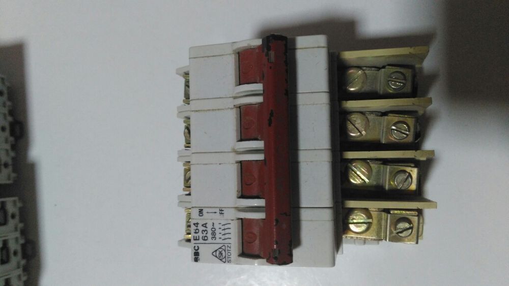 Disjuntores de 4 polos e outros