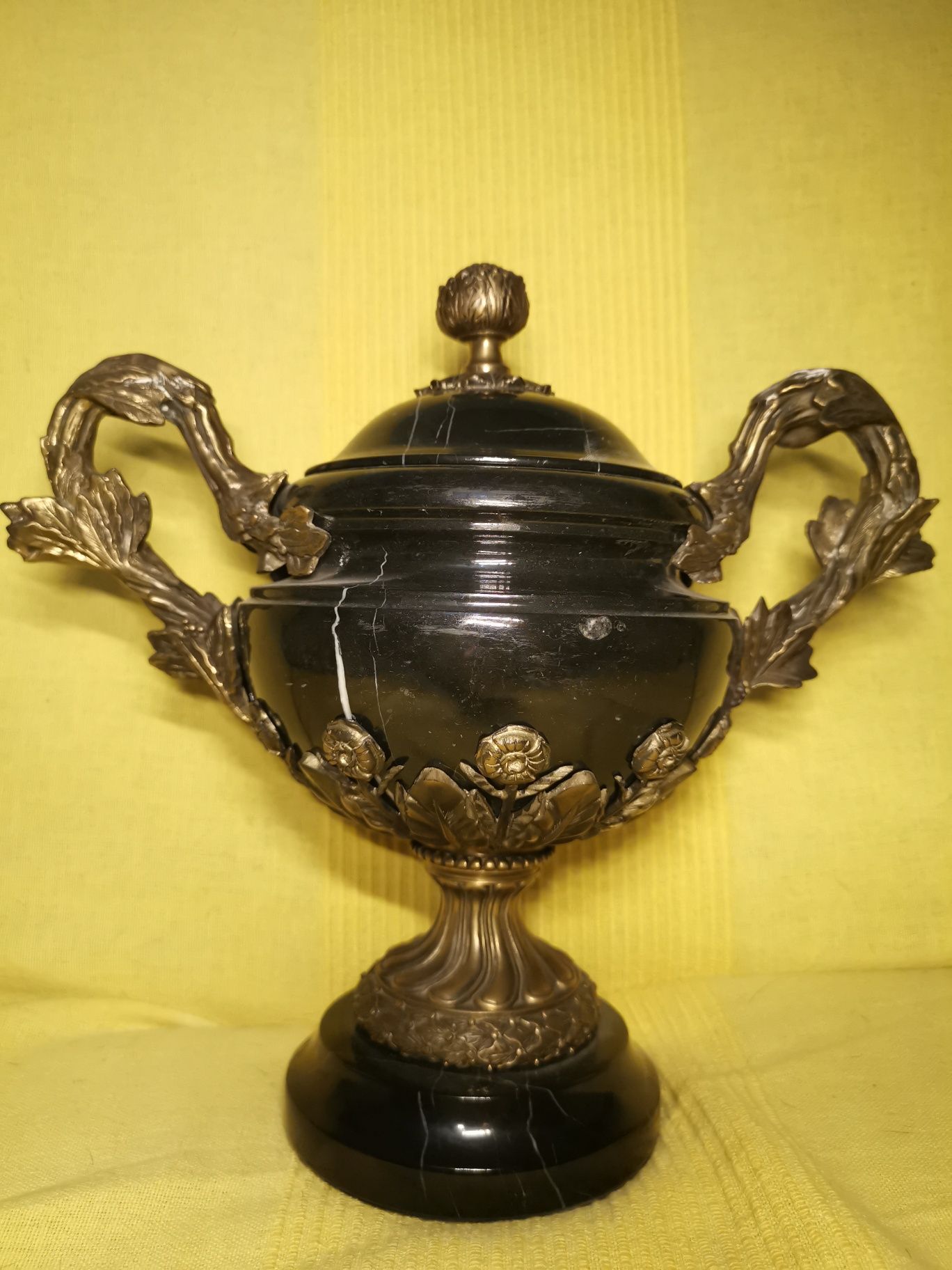 Taça antiga em mármore e bronze