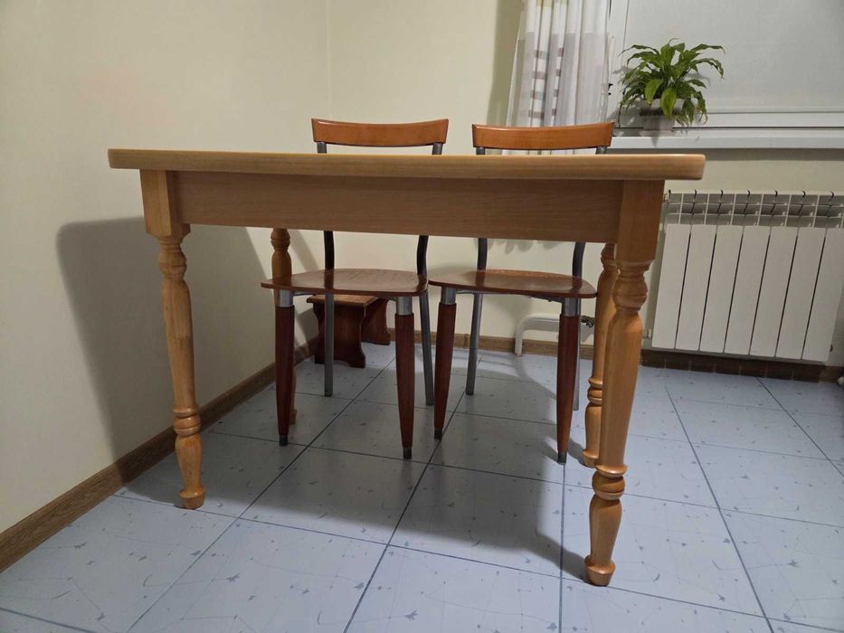Стіл. Колір дуб. Розмір 0,60 Х 1,00 м. Стан охайний.