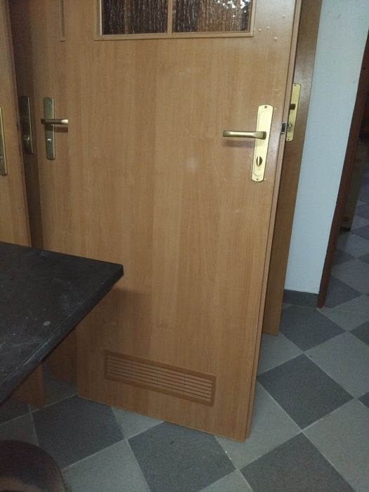 Sprzedam drzwi drewniane wewnętrzne z ościeżnicą I klamką