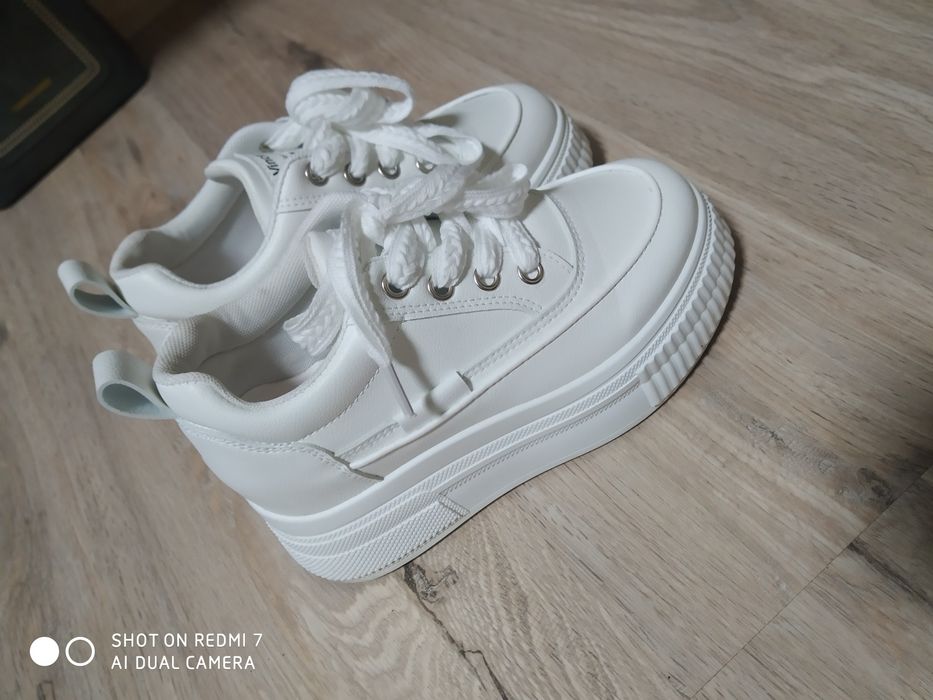 Продам кросівки жіночі