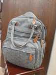 Mochila Maternidade Cinza – Prática, Espaçosa e com Muitos Bolsos!